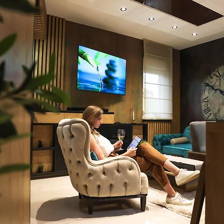 Design Apartment Platinium Spa Lux 5 Star "Havana" Completely Private Wellness & Spa Free Included Sauna & Jacuzzi & Salt Wall & Fire Place & 3D Ceilings & Business Wifi & Netflix & Keyless Code Entry & Full Smart App & Secure 2 Parking Place Ćuprija Eksteriør billede