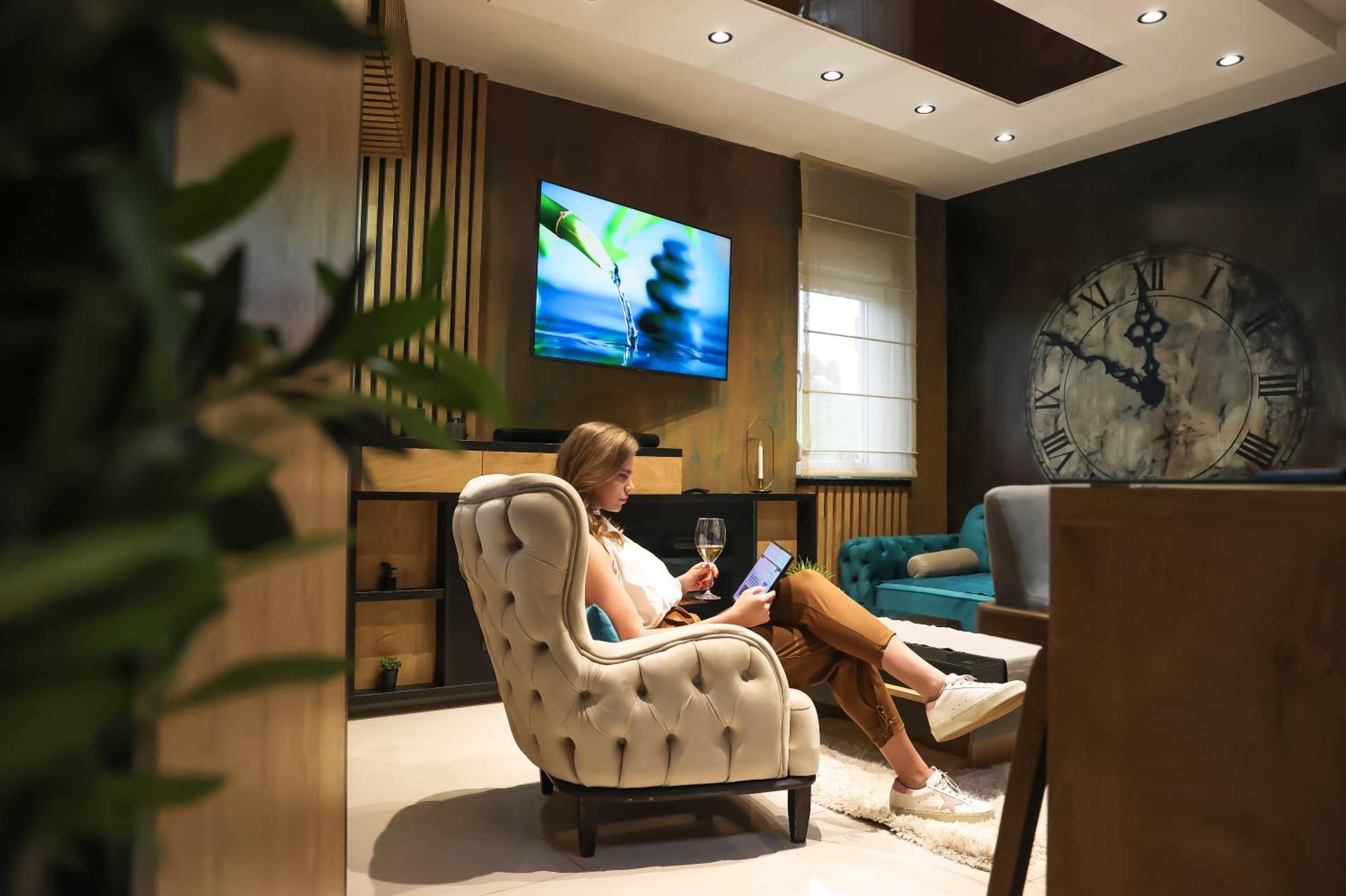 Design Apartment Platinium Spa Lux 5 Star "Havana" Completely Private Wellness & Spa Free Included Sauna & Jacuzzi & Salt Wall & Fire Place & 3D Ceilings & Business Wifi & Netflix & Keyless Code Entry & Full Smart App & Secure 2 Parking Place Ćuprija Eksteriør billede